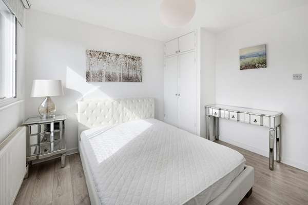 Flat Parkgate Road in Greater London