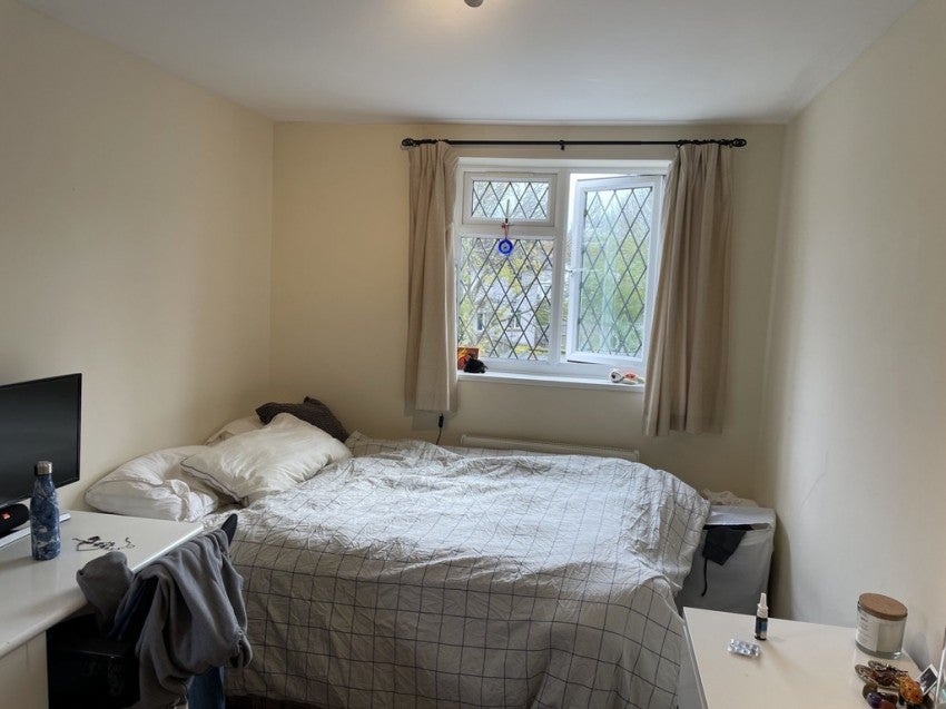 Flat Raymond Crescent in Guildford