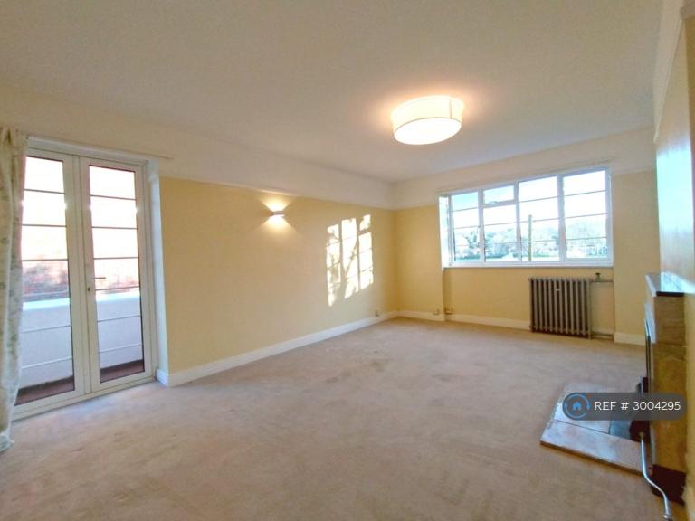 Flat Courtlands in Greater London