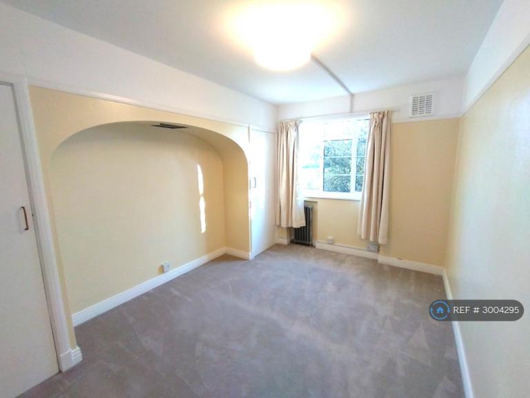 Flat Courtlands in Greater London