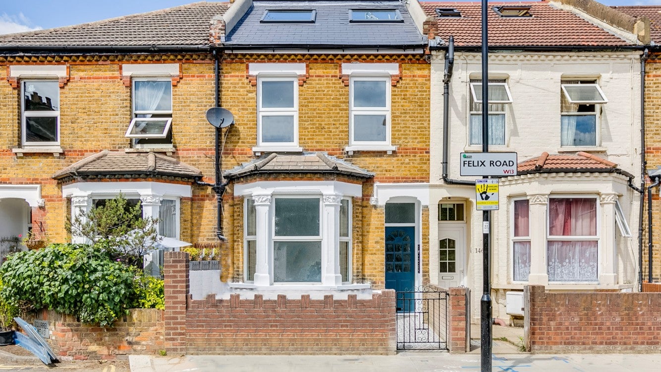 Flat Felix Road in Greater London