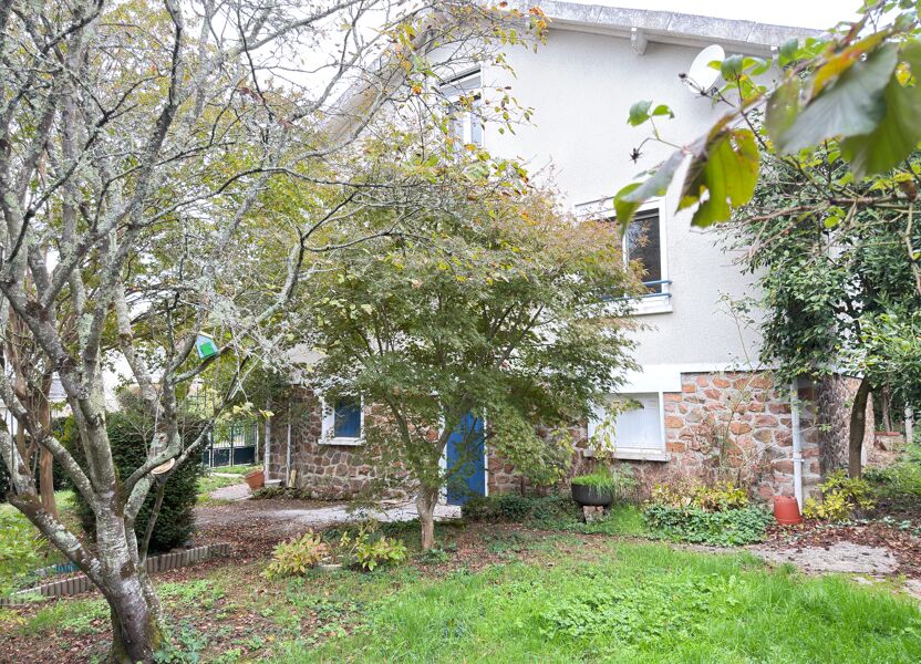 House Rue du 19 Mars 1962 in Saint-Junien