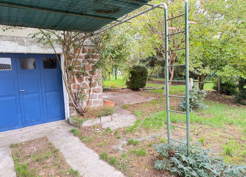 House Rue du 19 Mars 1962 in Saint-Junien