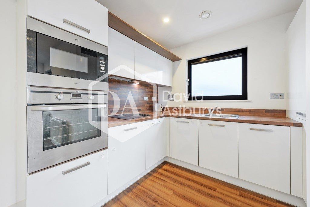 Flat Atlip Road in Greater London