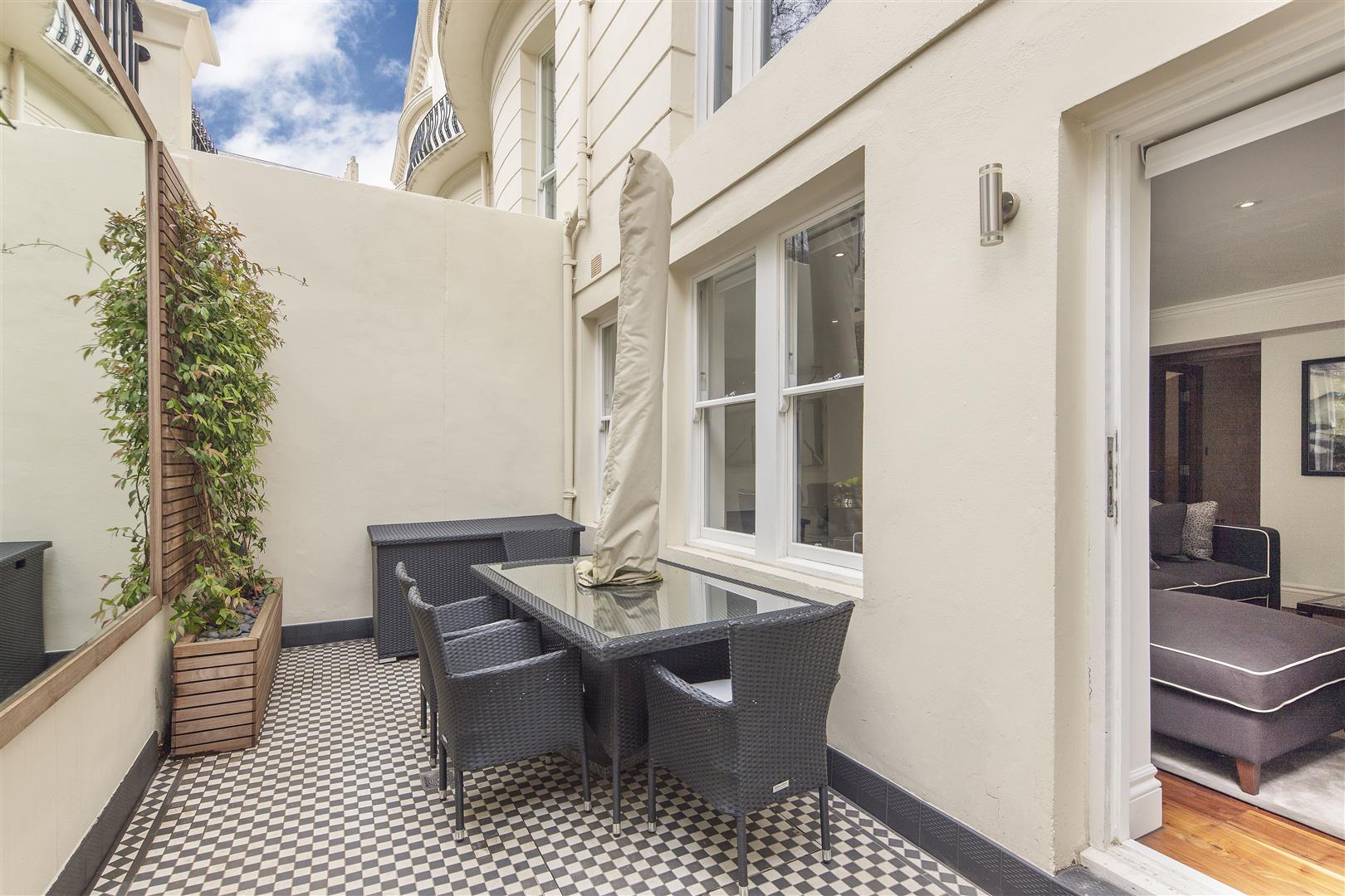 Flat Kensington Gardens Square in London