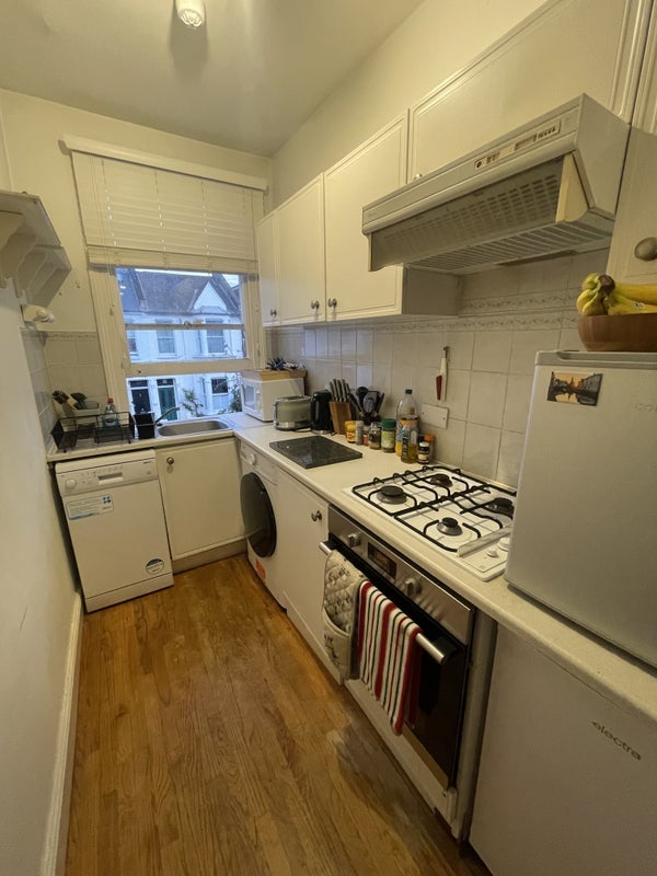 Flat Wardo Avenue in Greater London