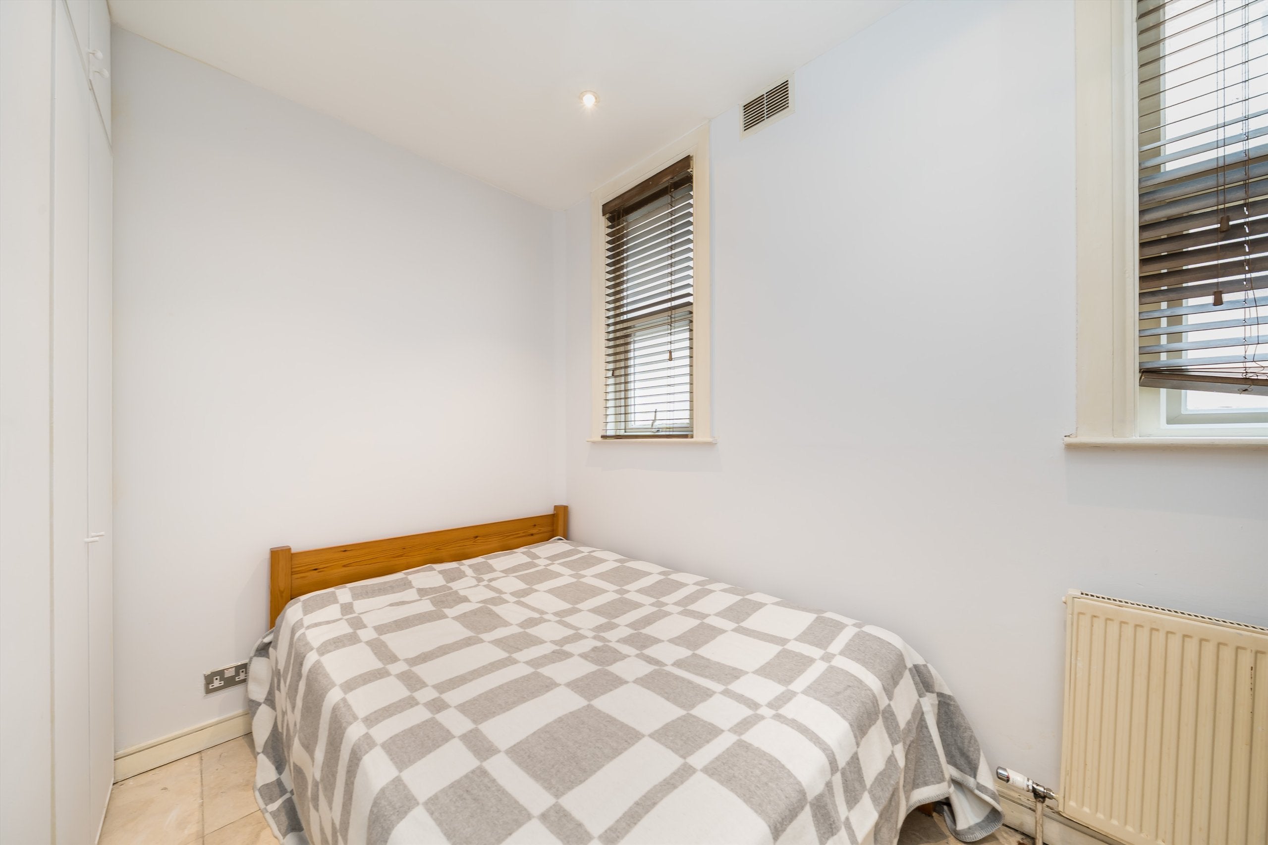 Flat Staverton Road in Greater London