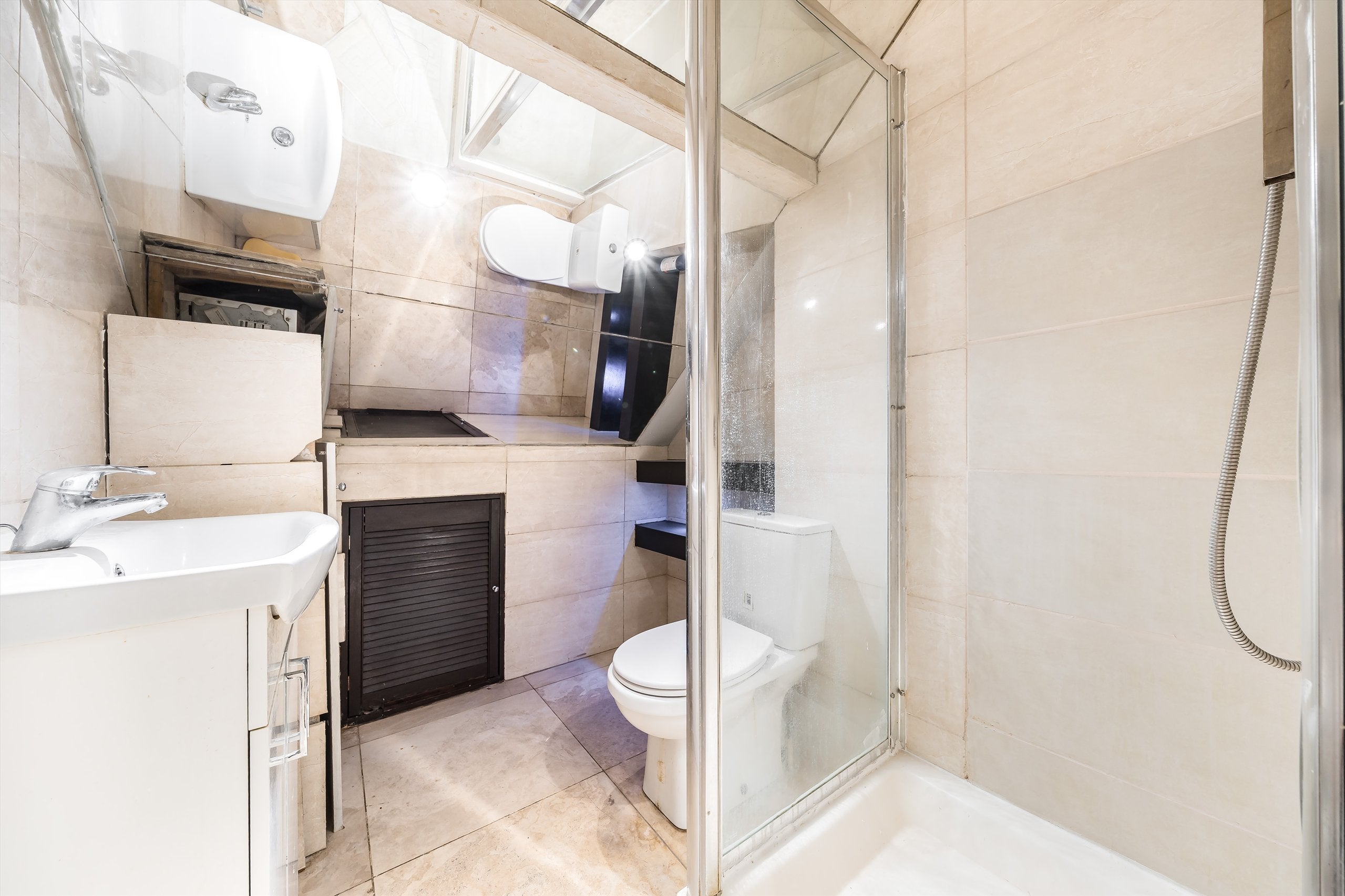 Flat Staverton Road in Greater London