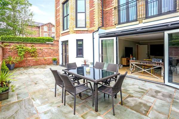 Flat Macclesfield Road in Wilmslow