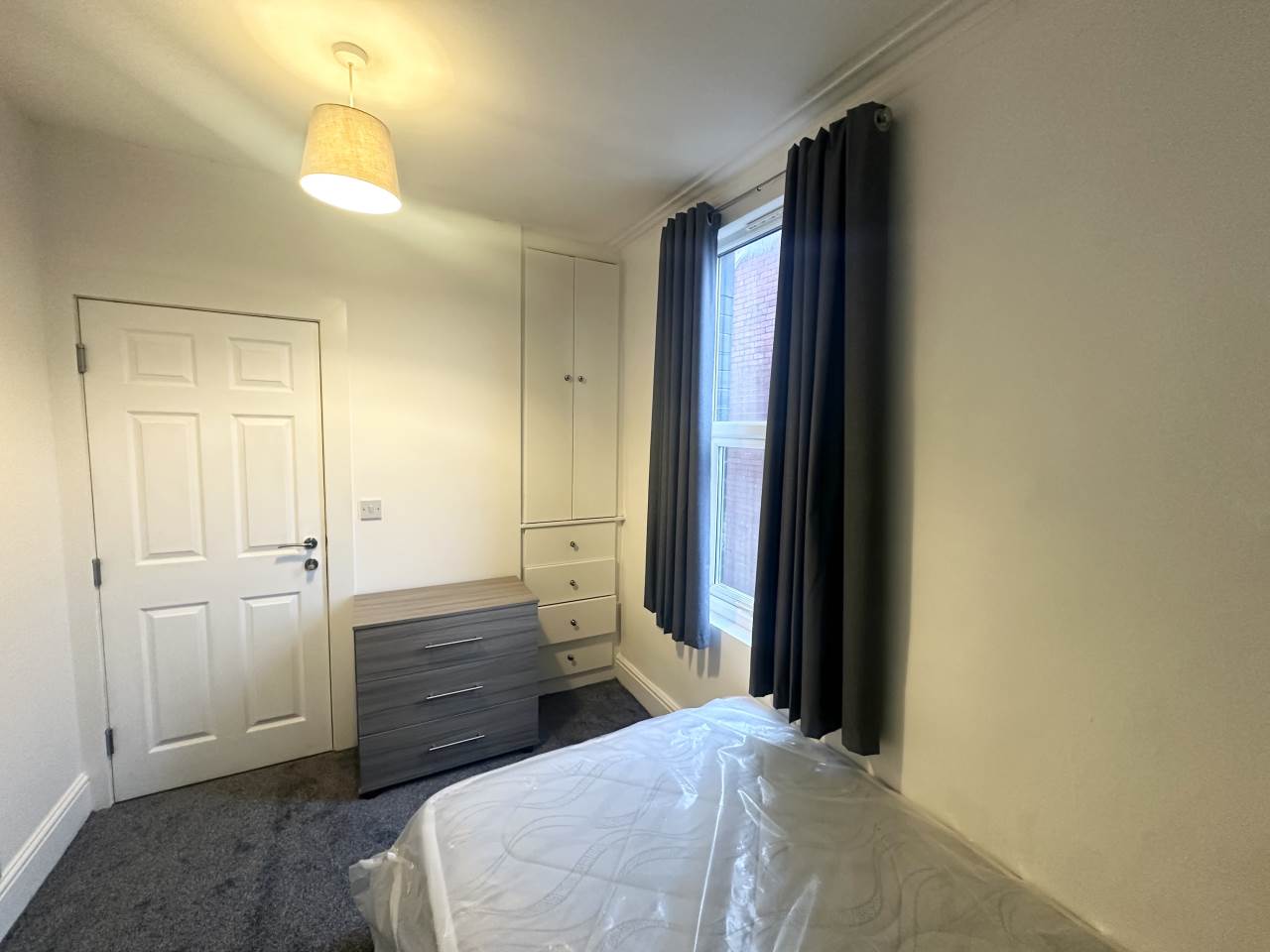 Room Colmore Road in Leeds
