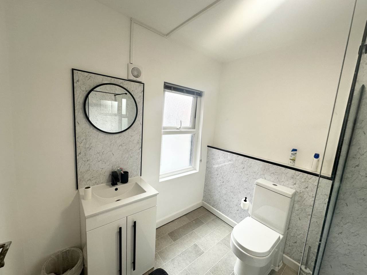 Room Colmore Road in Leeds