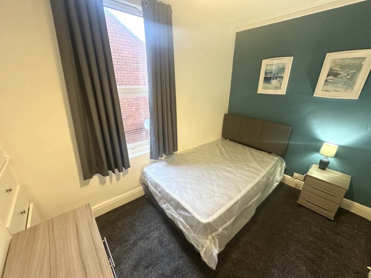 Room Colmore Road in Leeds