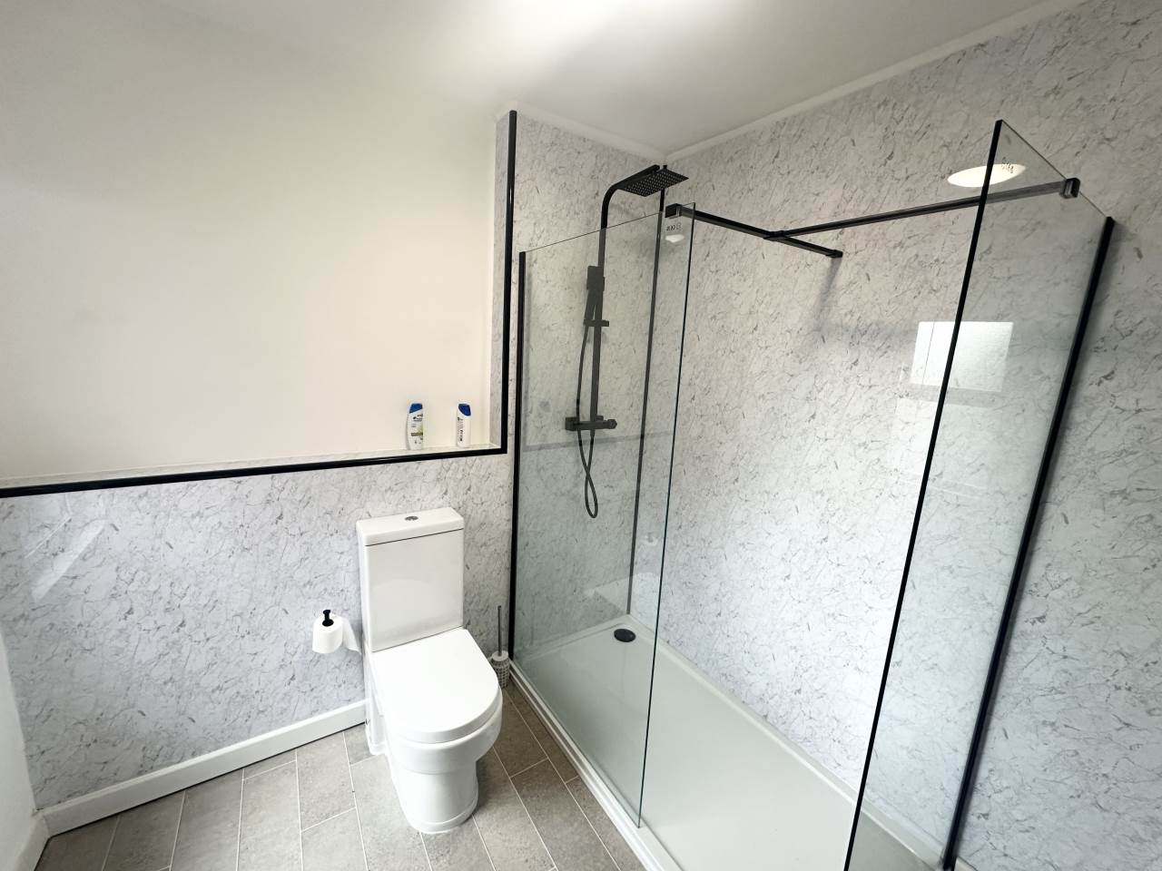 Room Colmore Road in Leeds