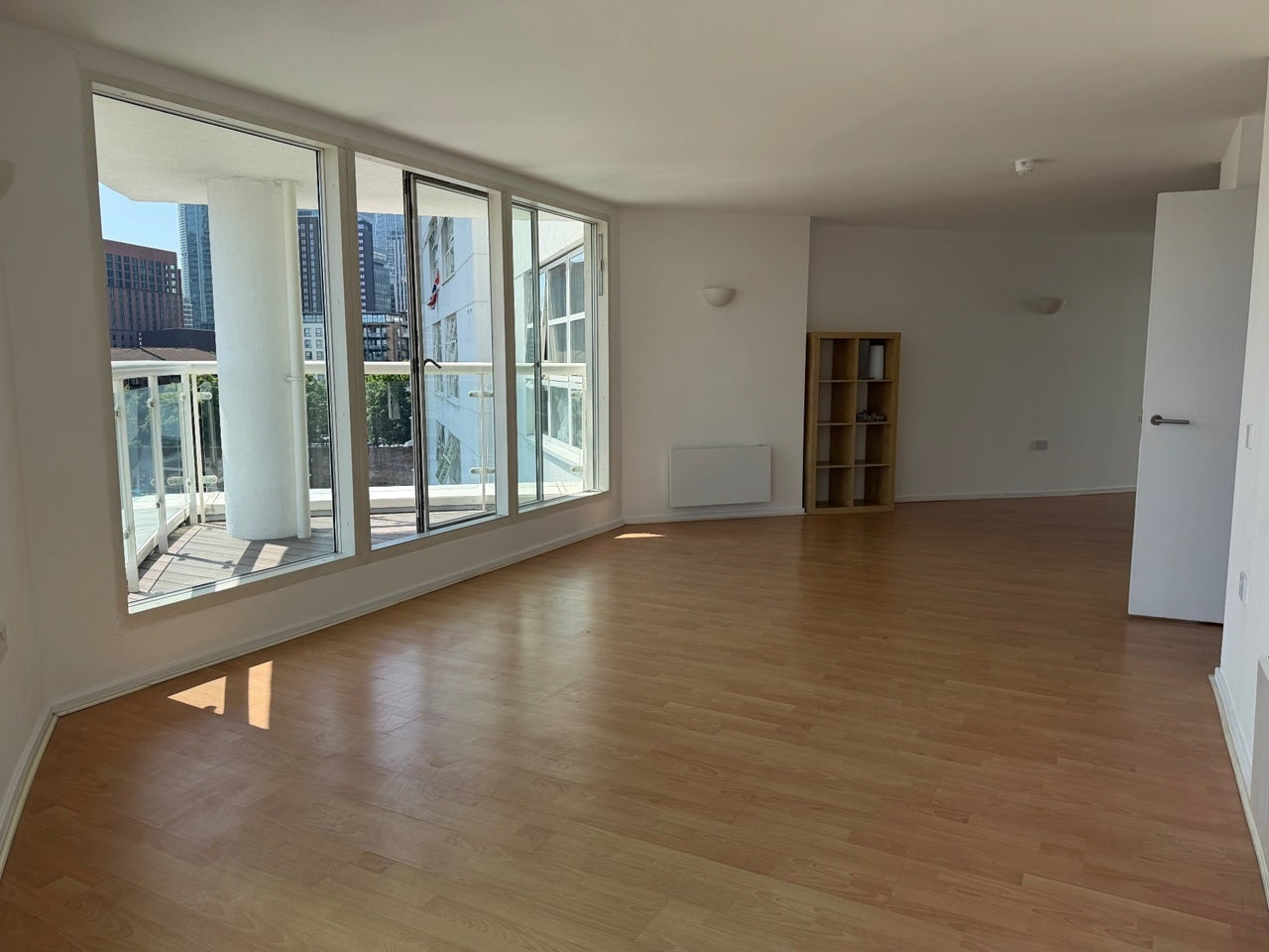 Flat Blackwall Way in Greater London