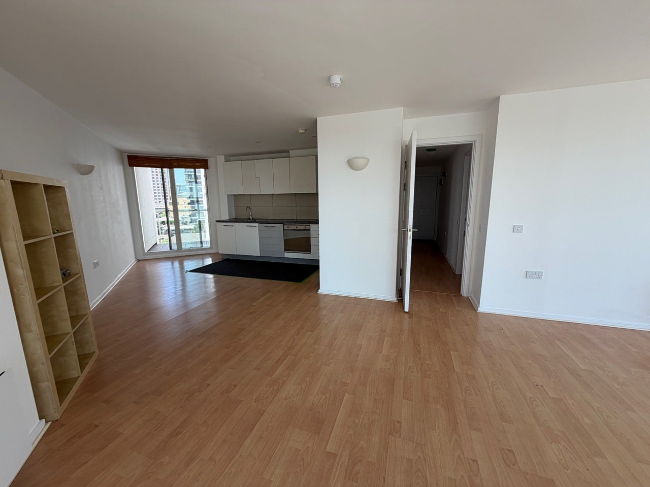 Flat Blackwall Way in Greater London