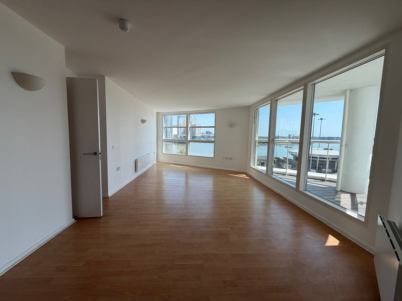 Flat Blackwall Way in Greater London