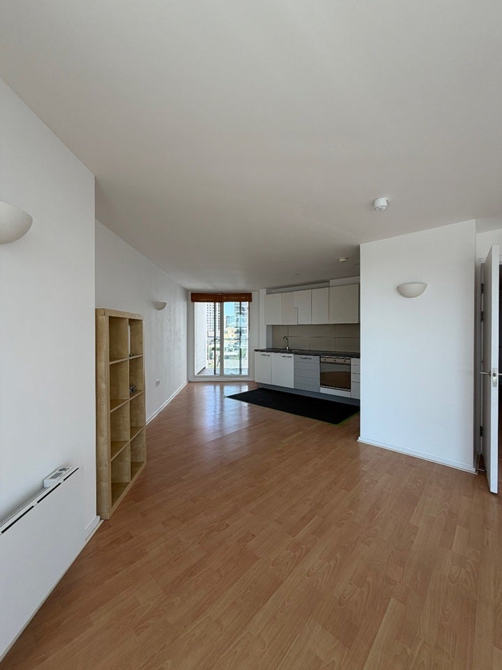 Flat Blackwall Way in Greater London