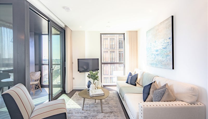 Flat Ponton Road in Greater London