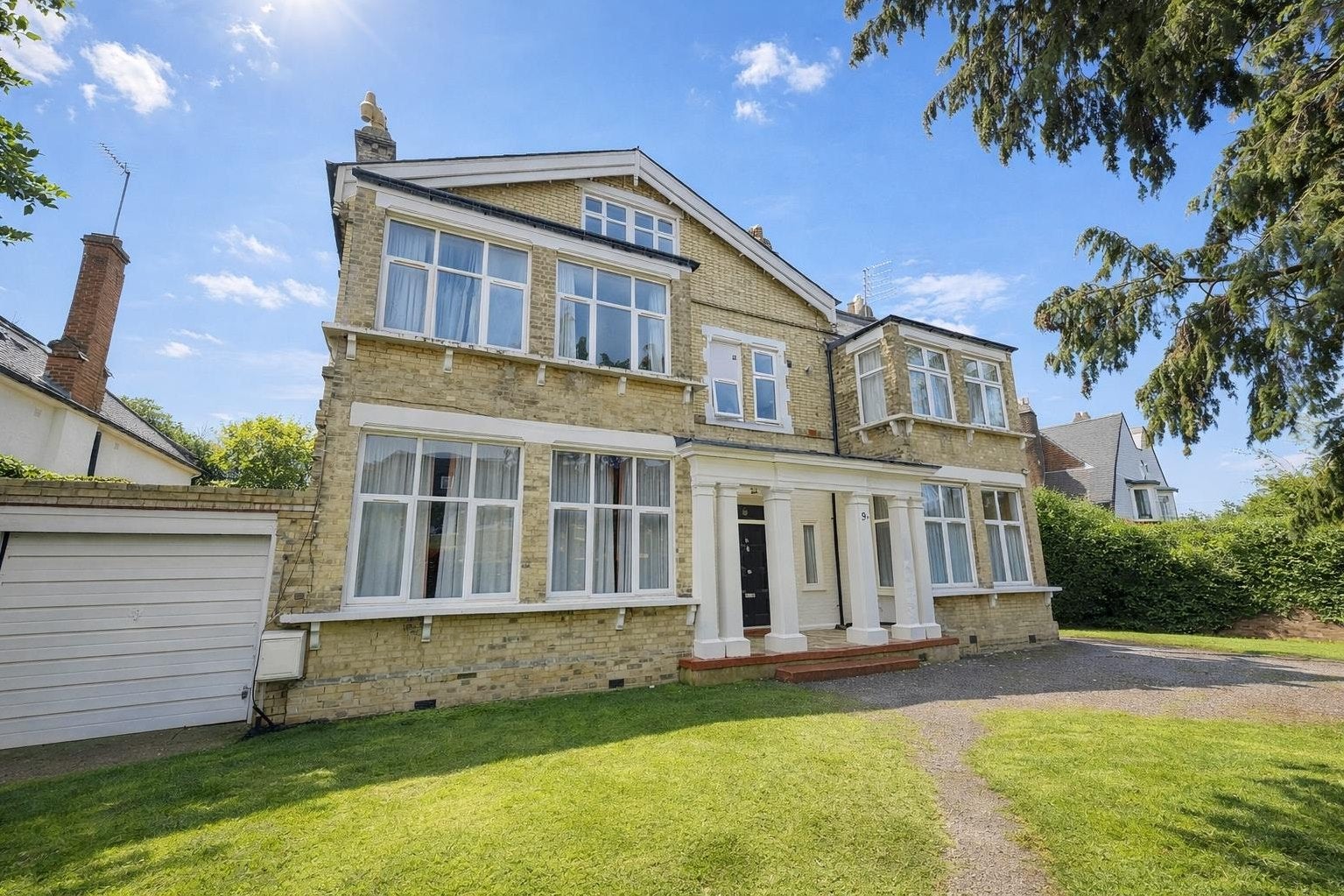Flat Oakleigh Park North in Greater London