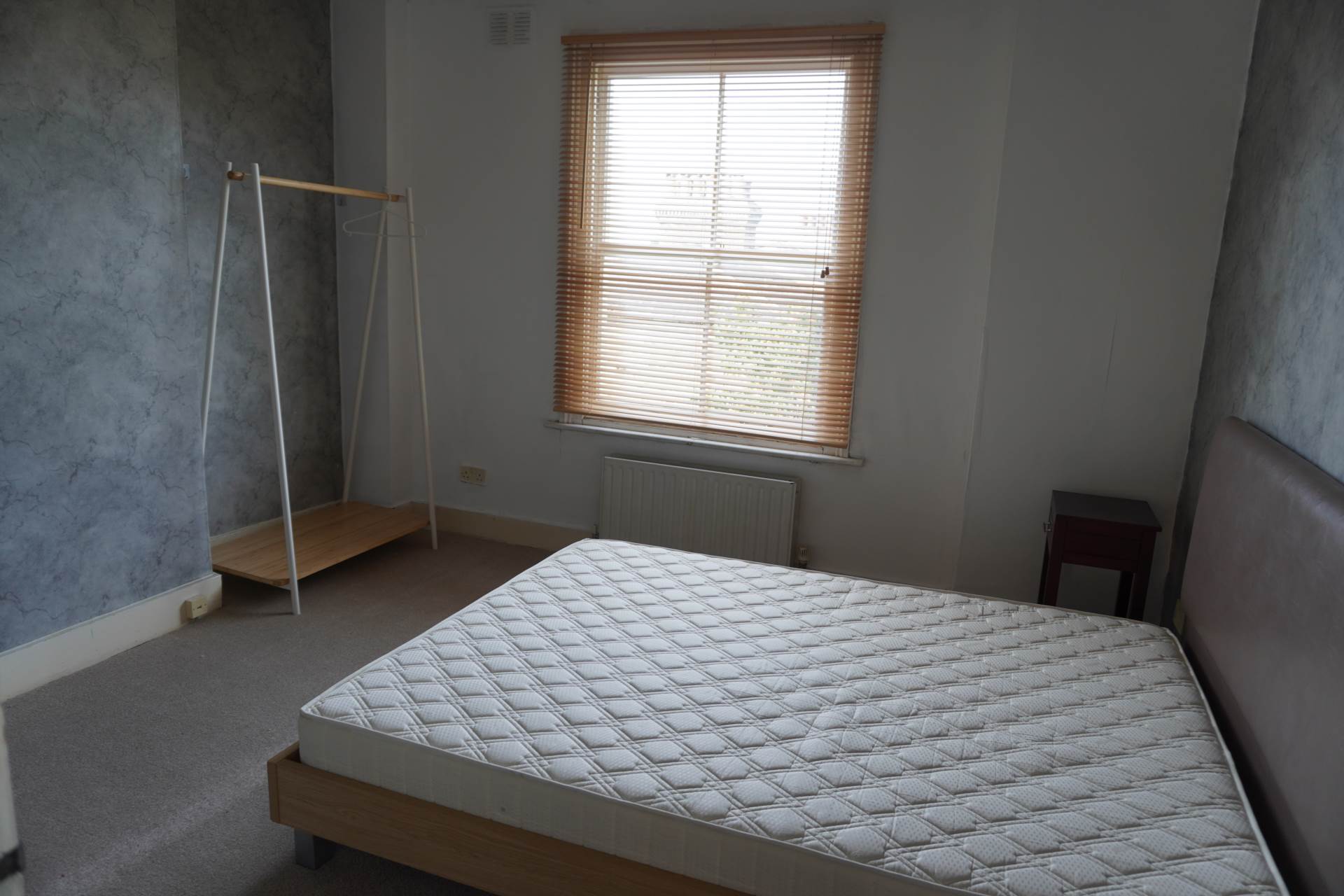 Flat Askew Road in Greater London