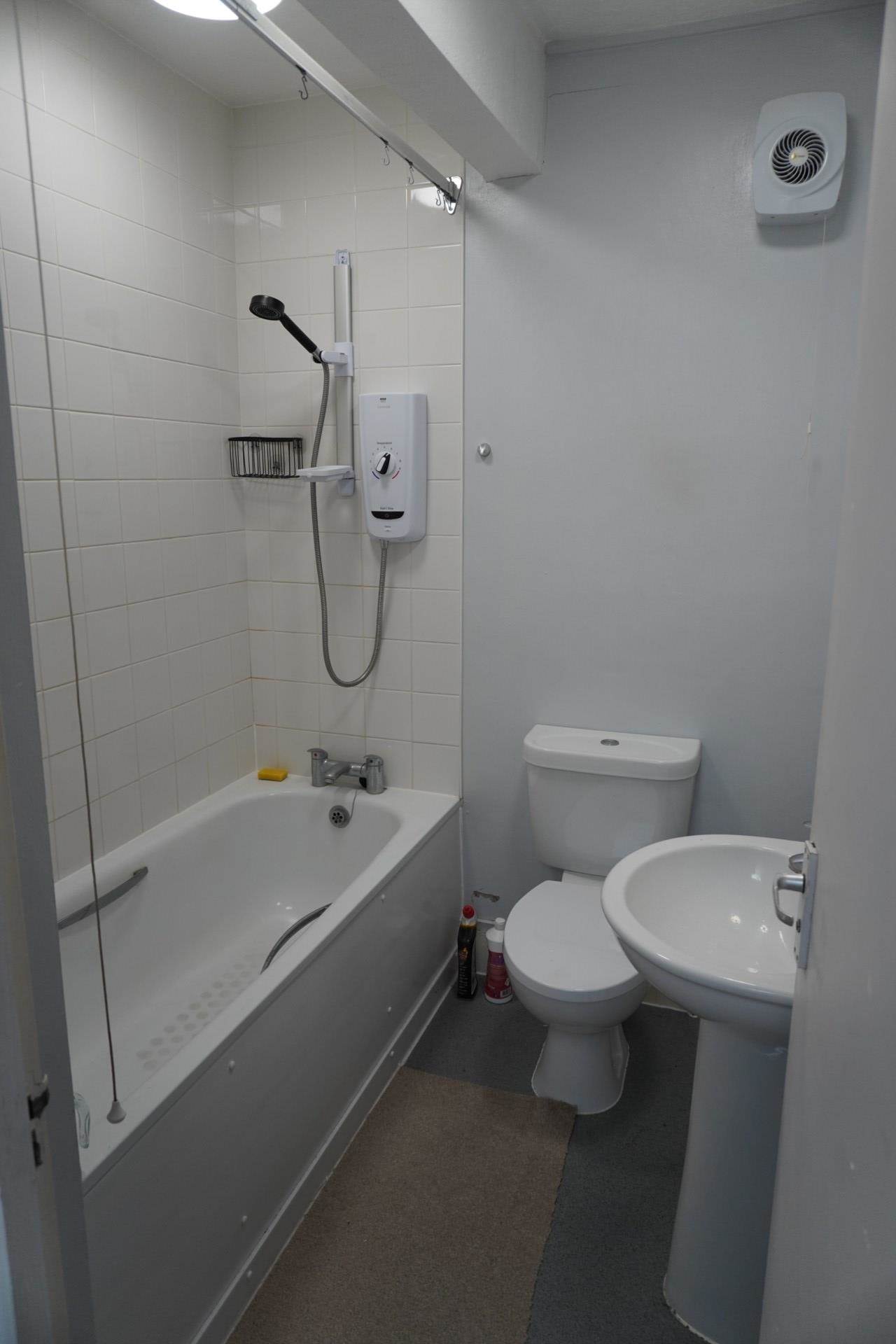 Flat Askew Road in Greater London