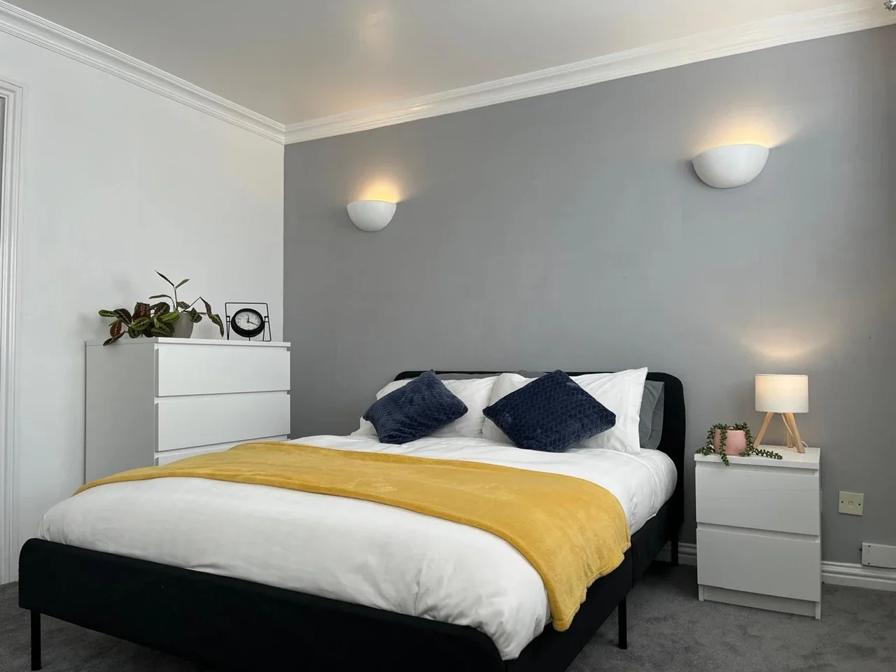 Room The Squareabout in Crawley