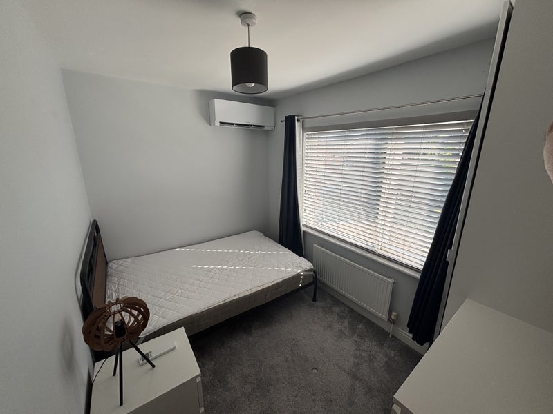 Room Cringle Road in Manchester