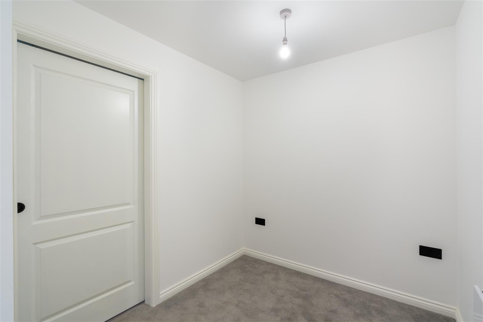 Flat Whitehall Road in Leeds