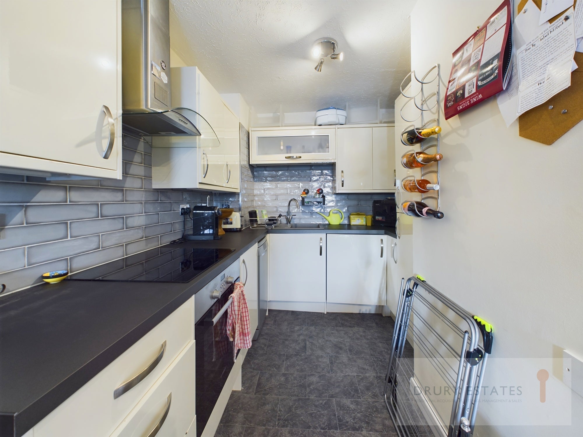 Flat Wapping High Street in Greater London