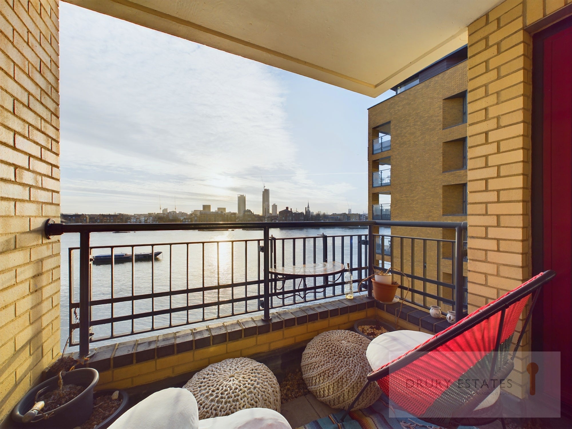 Flat Wapping High Street in Greater London