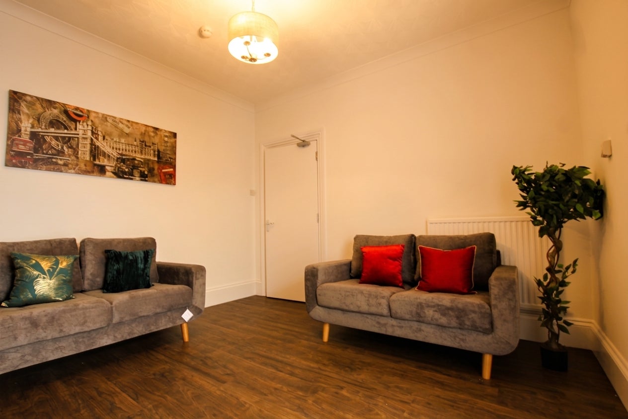 Room Midland Road in Gloucester