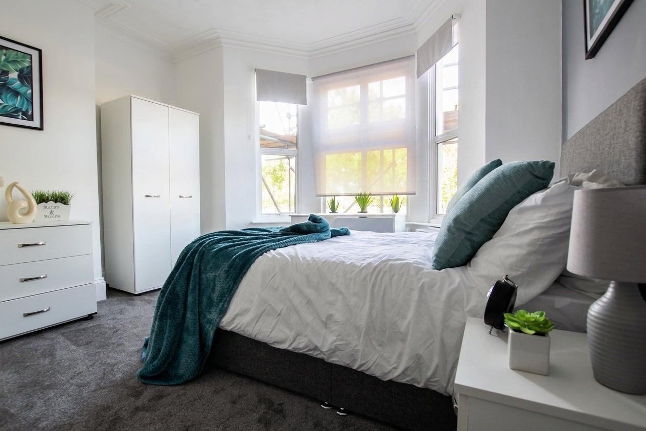 Room Midland Road in Gloucester