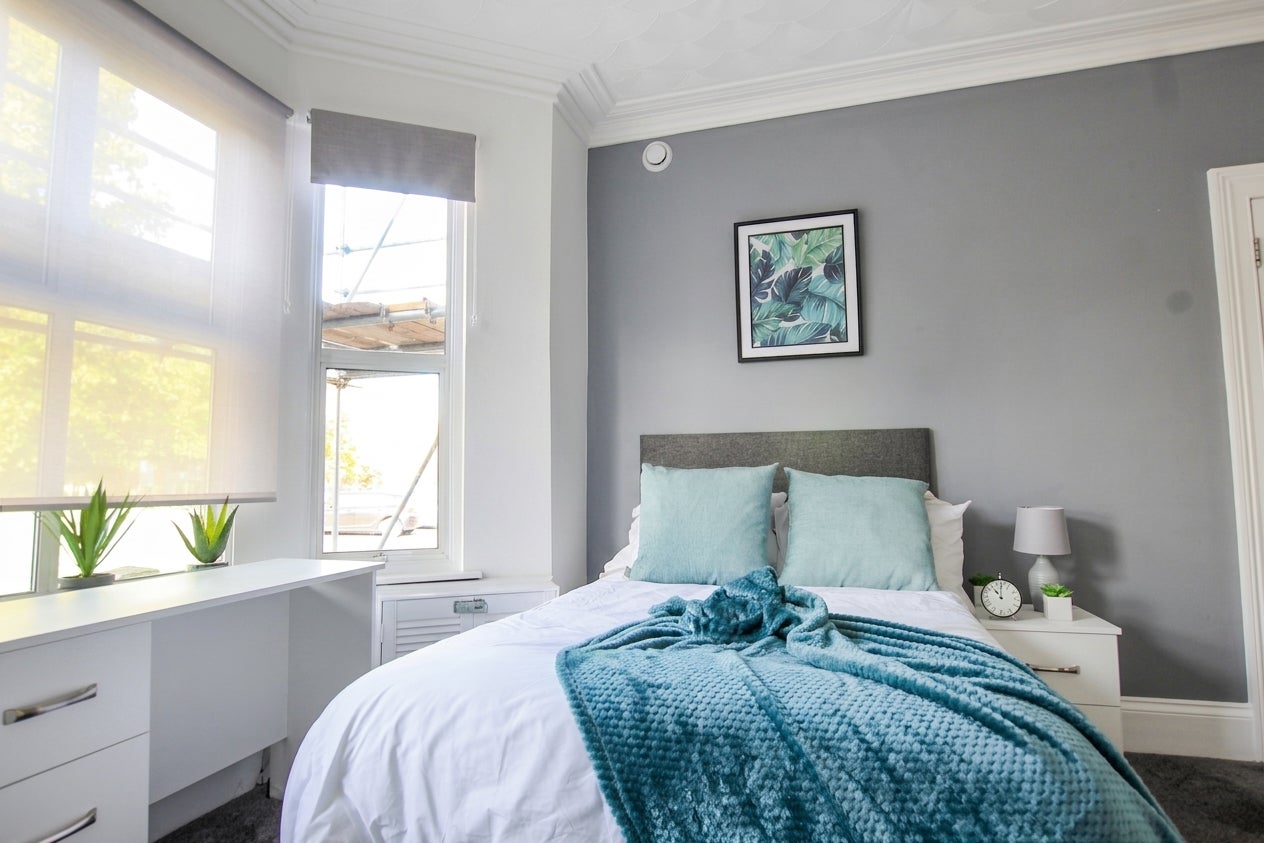 Room Midland Road in Gloucester