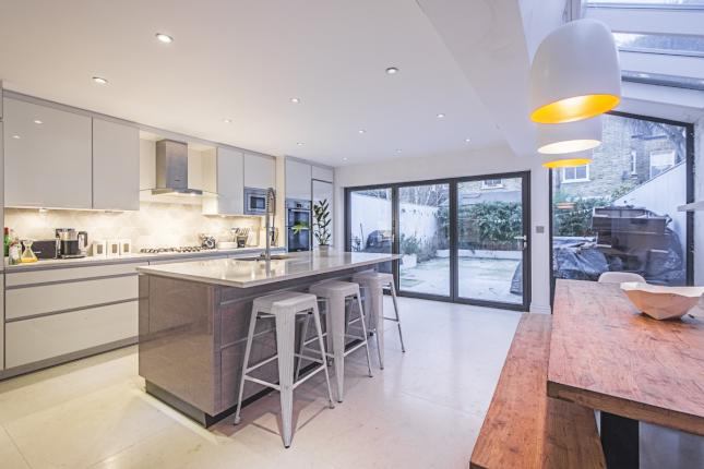 Room Lessar Avenue in Greater London