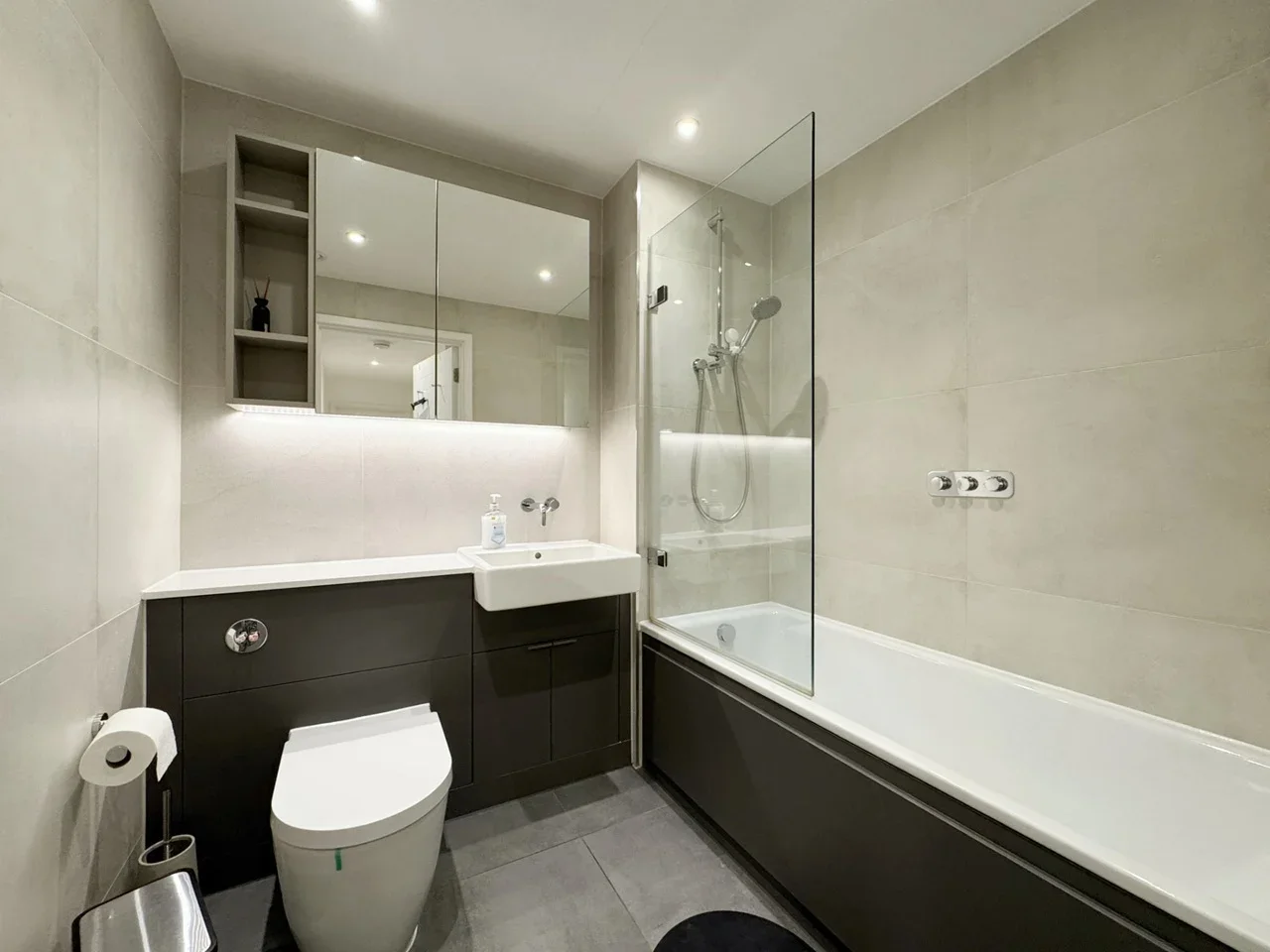 Flat Scrimgoeur Place in Greater London
