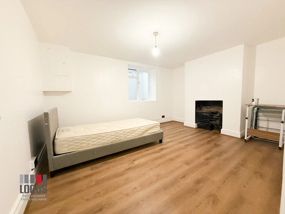 Flat Victoria Park Road in Greater London