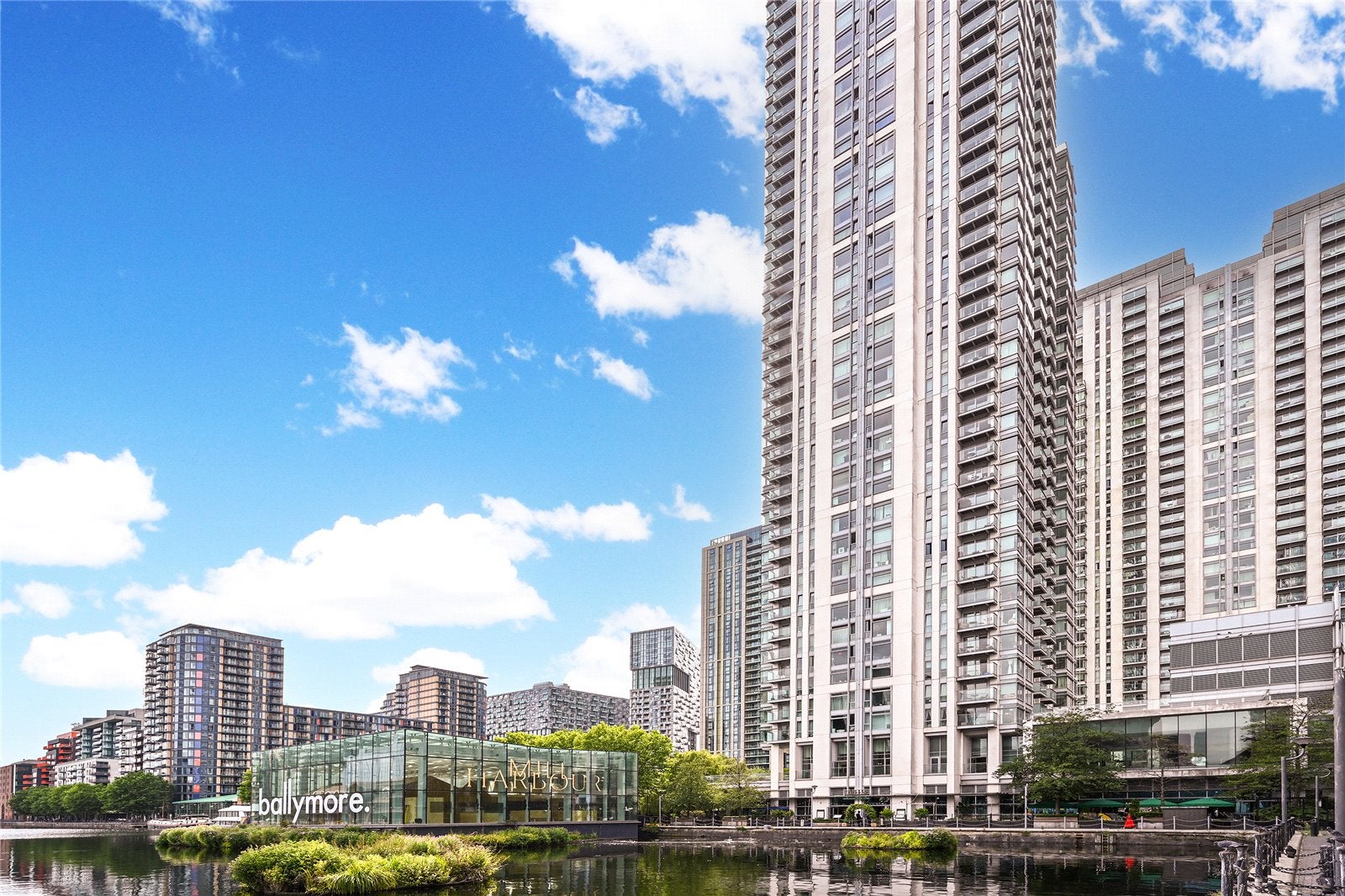 Flat Pan Peninsula Square in Greater London