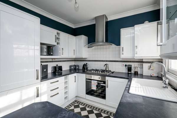 Flat Kew Road in Greater London