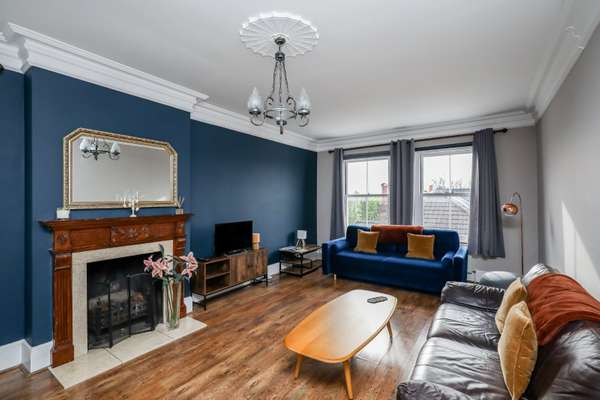 Flat Kew Road in Greater London