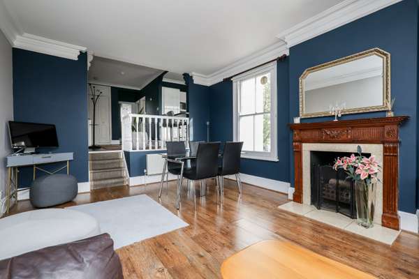Flat Kew Road in Greater London