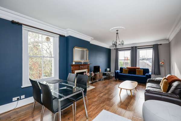 Flat Kew Road in Greater London