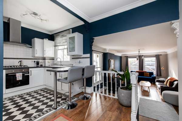 Flat Kew Road in Greater London
