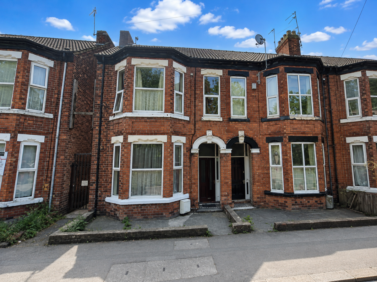 Flat Spring Bank West in Hull