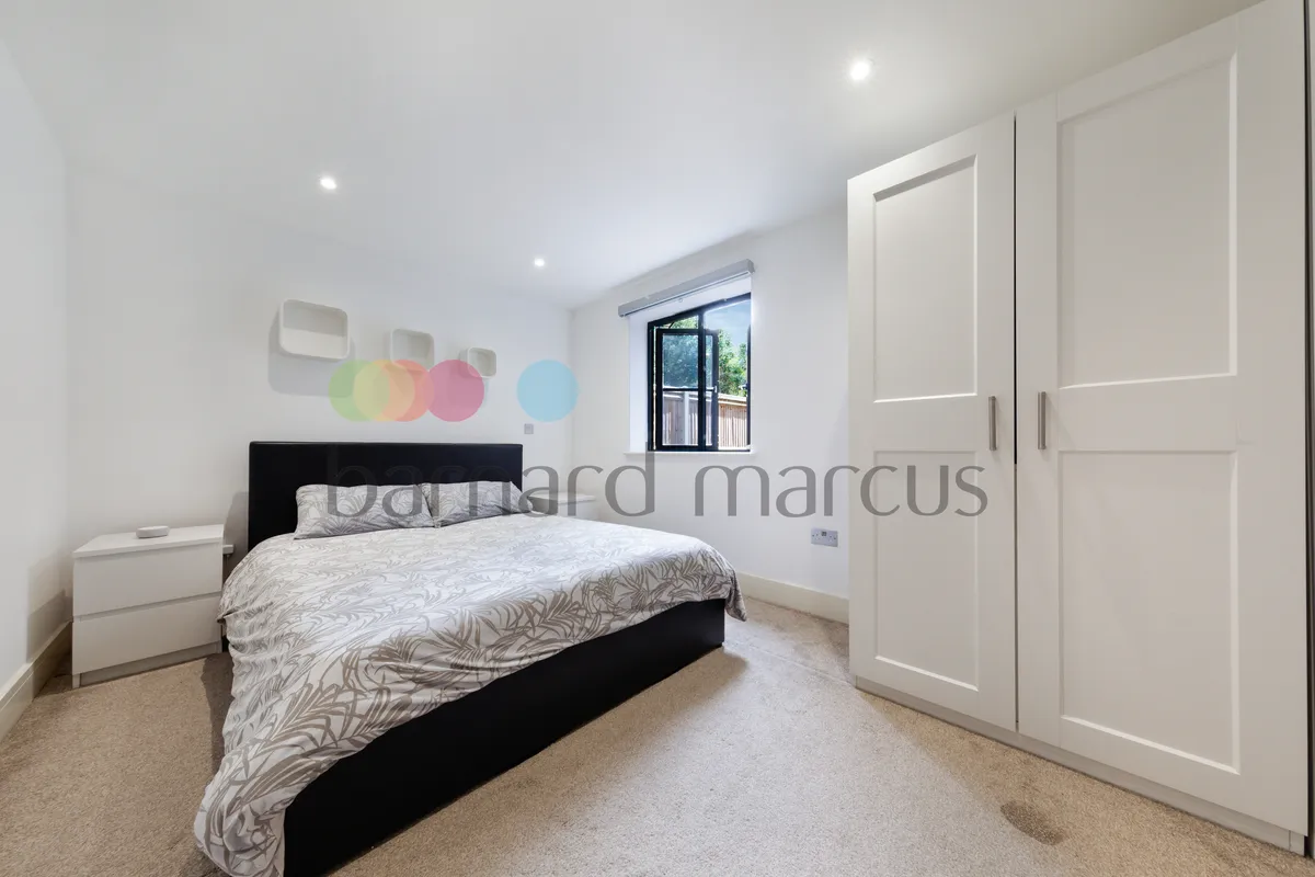 Flat Dean Road in Greater London