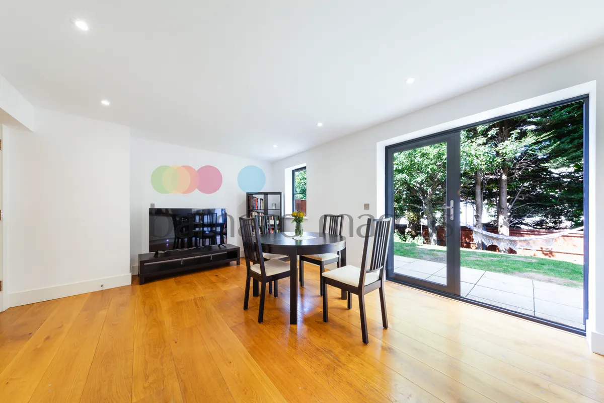 Flat Dean Road in Greater London
