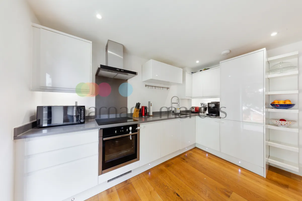 Flat Dean Road in Greater London