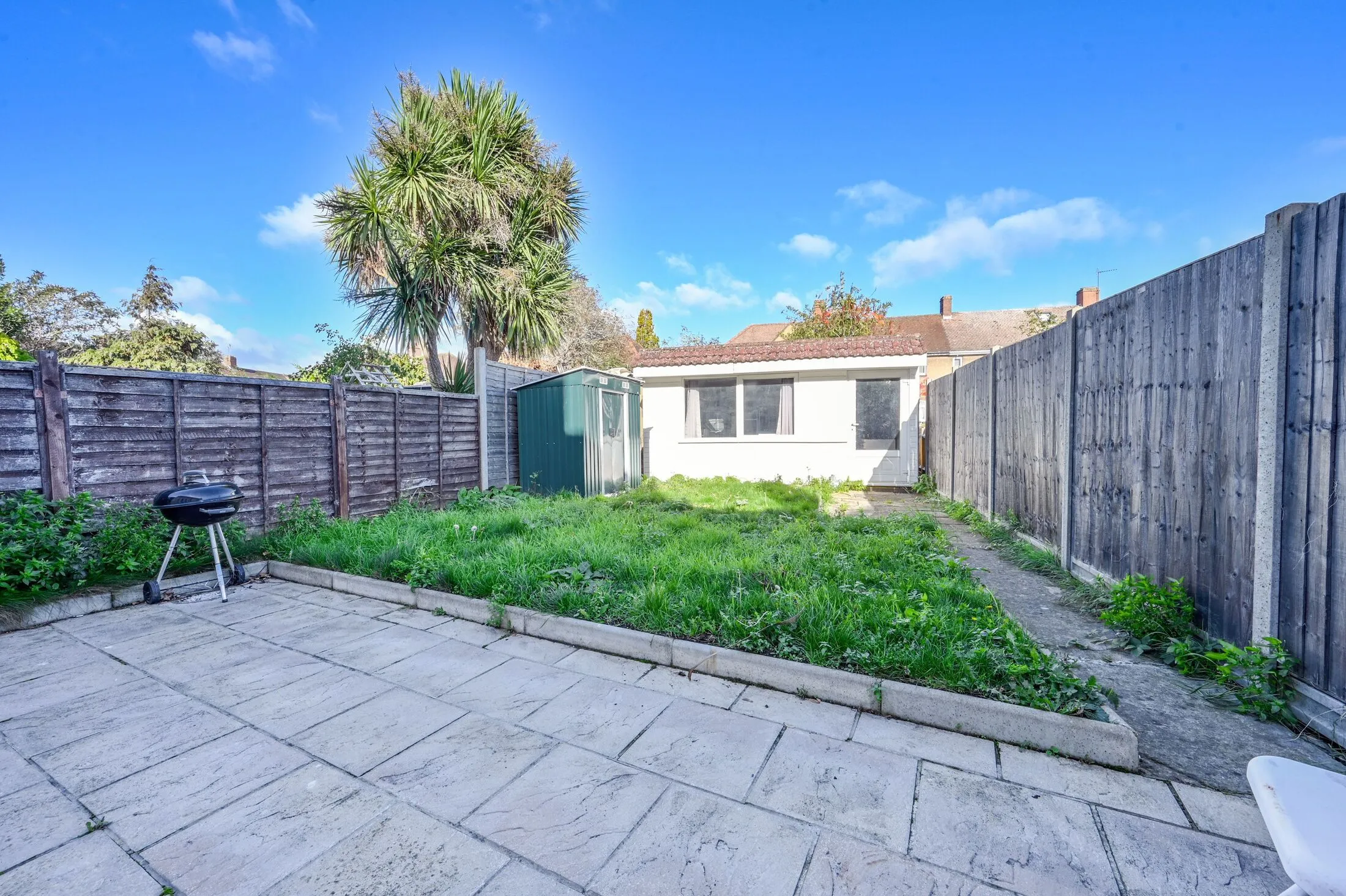 Flat Crowther Avenue in Greater London