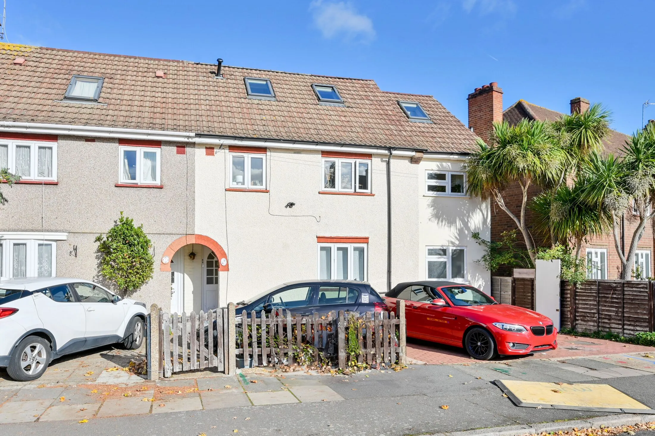 Flat Crowther Avenue in Greater London