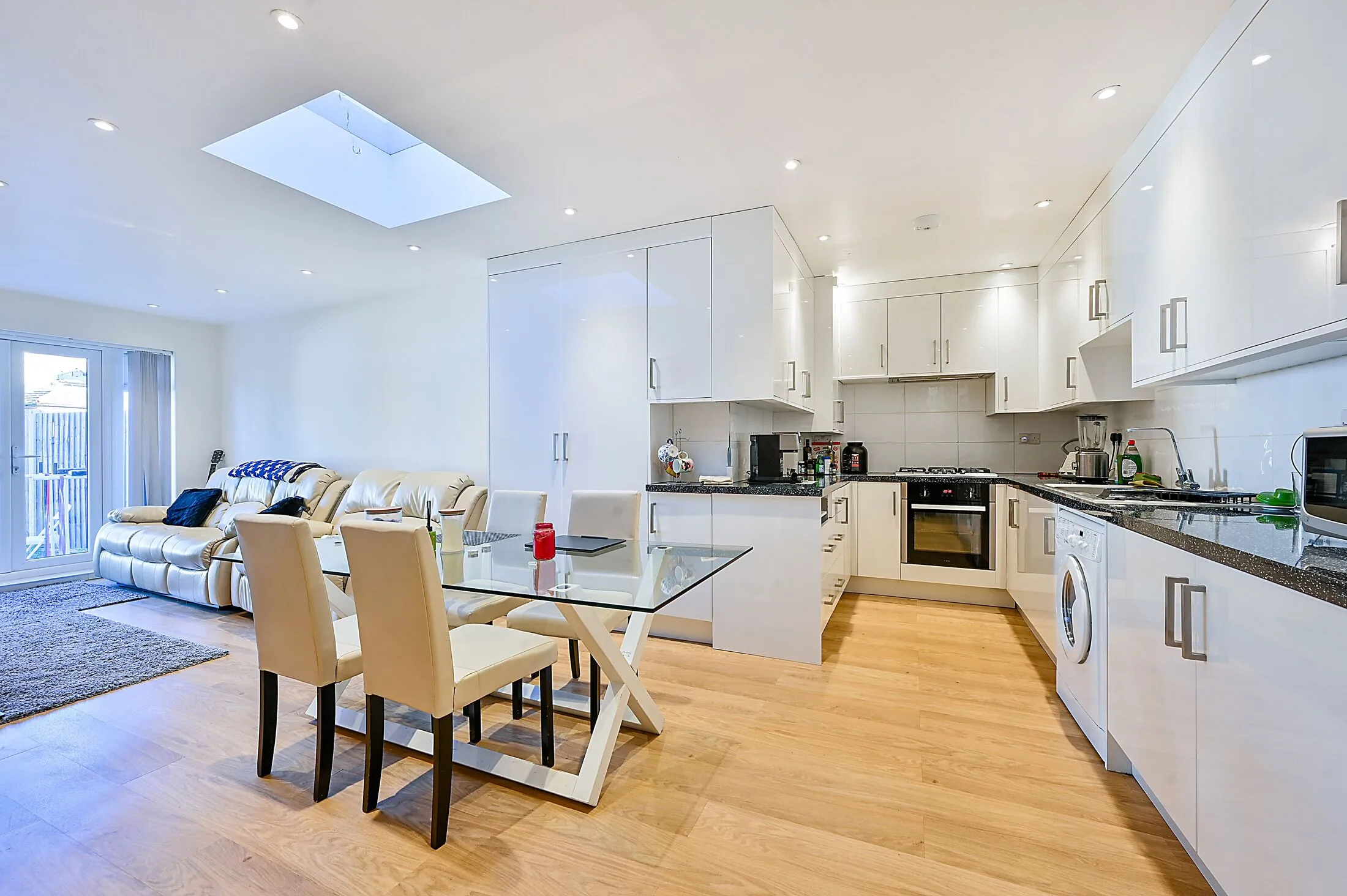 Flat Crowther Avenue in Greater London