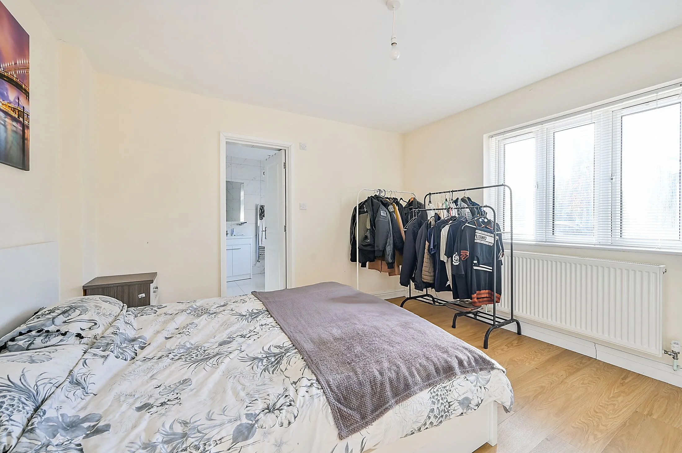Flat Crowther Avenue in Greater London